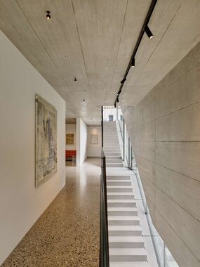 Caramel Hausblick - Blick auf das fertig eingerichtete Haus mit dem geschliffenen Sichtbetonbodens